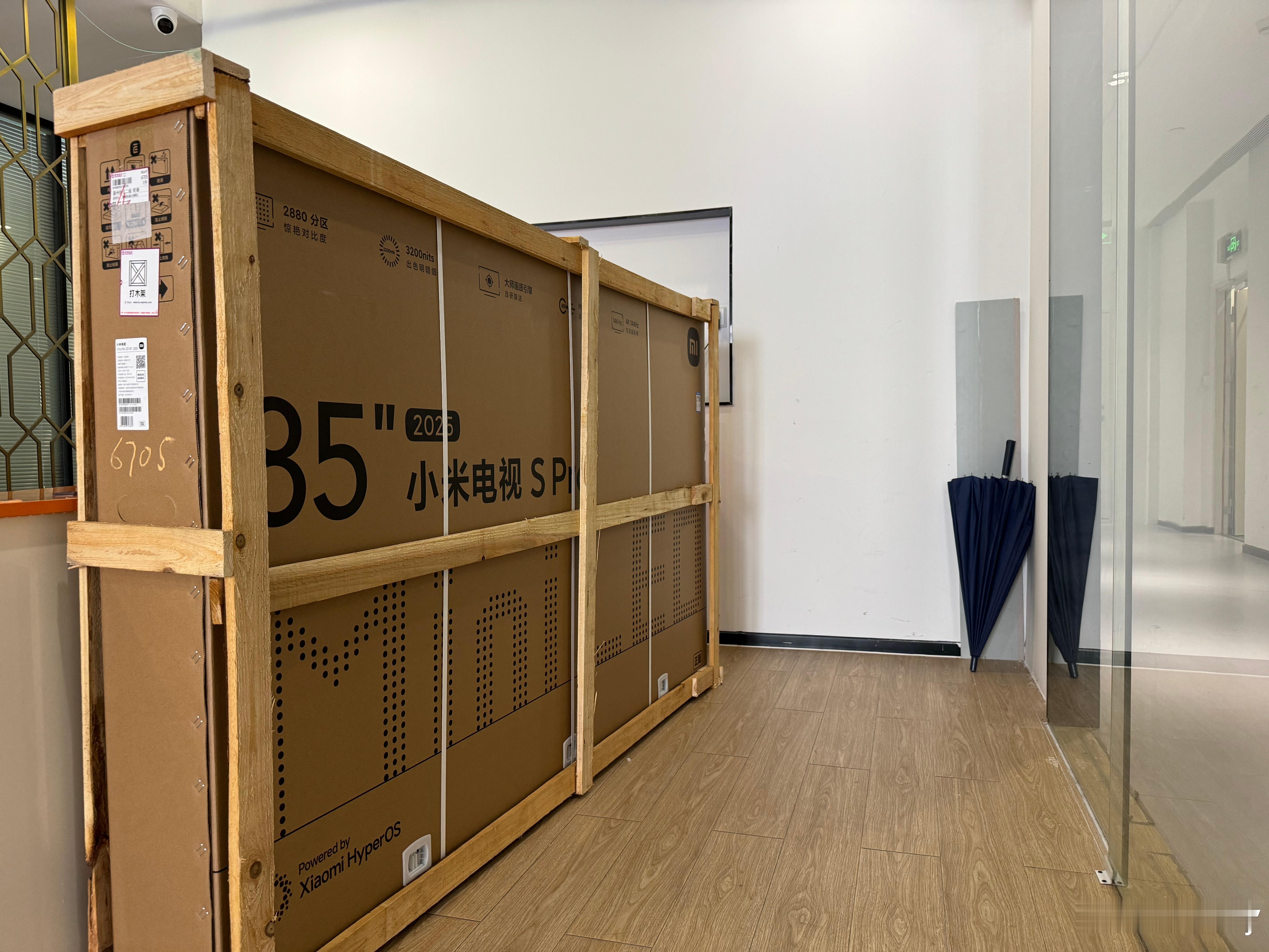 85寸多大，你们有概念吗？公司门口这个电视我打眼一看以为是100寸的，一看上面写