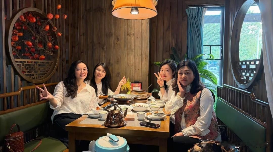 你最幸福的是什么事这是我媳妇的四位闺蜜，她们现在都还单身，而且她们和我媳妇关系非