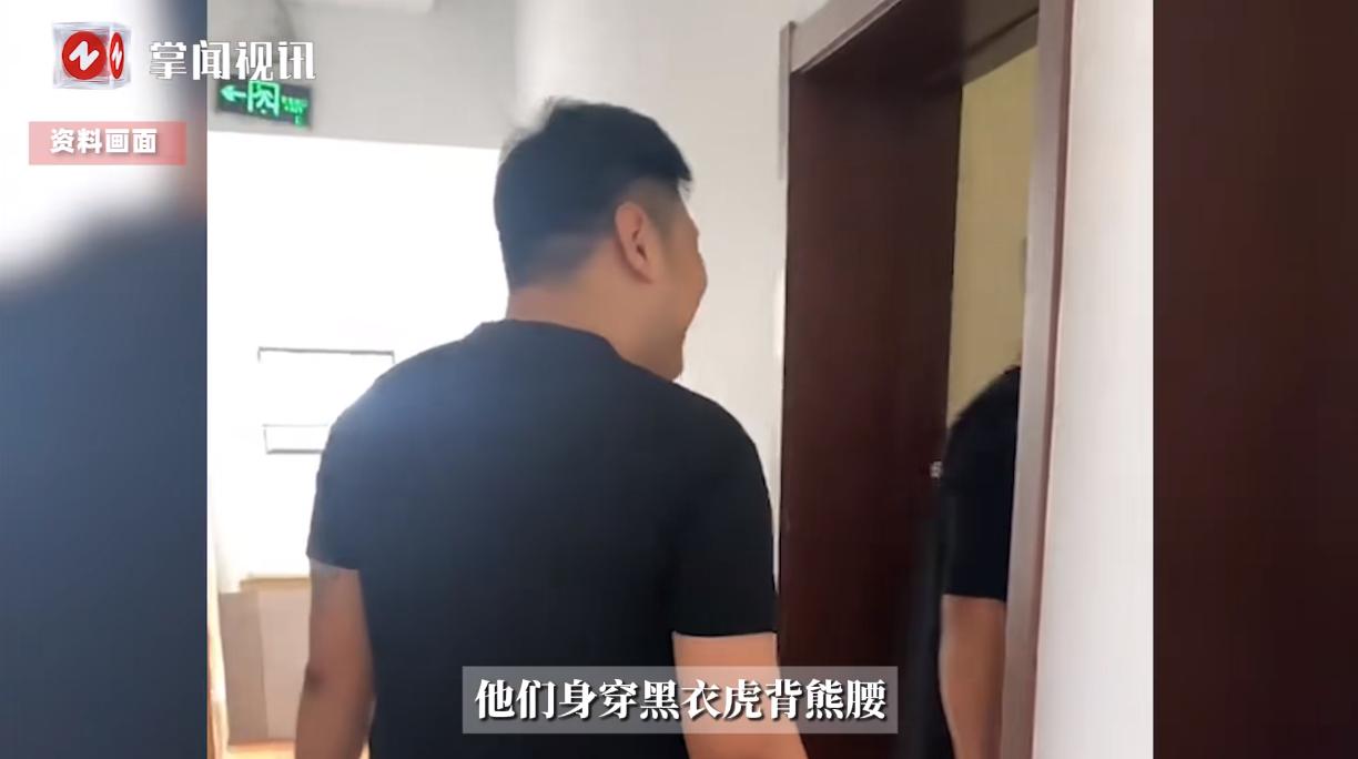 “人怎么能这么聪明！”近日，辽宁大连，一男子发现很多年轻人平时上班没时间照看老人