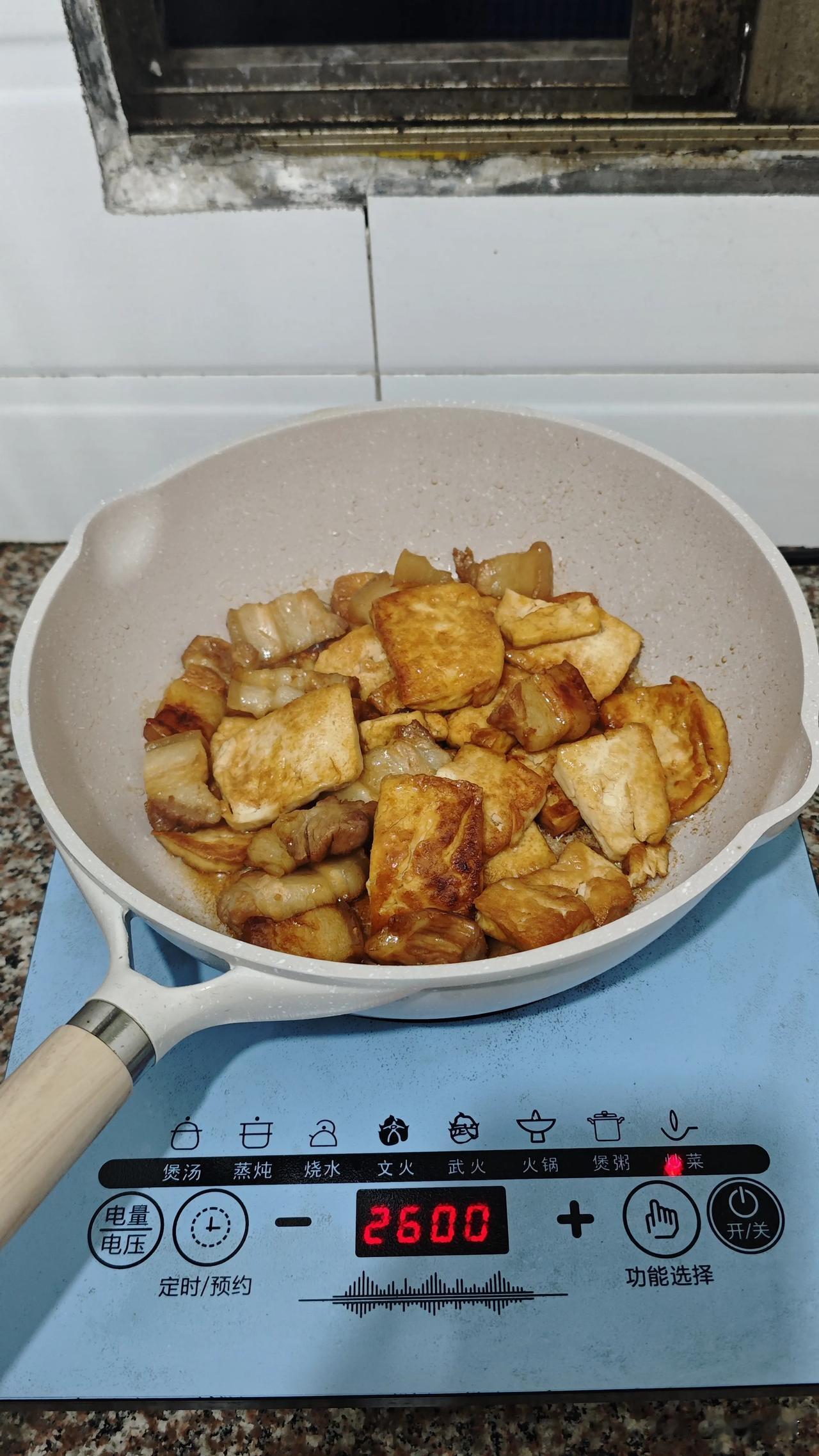 要不是为了小孩子
我也不想每天做饭
整的我每天油头满面的
今晚儿子也不吃饭了
我