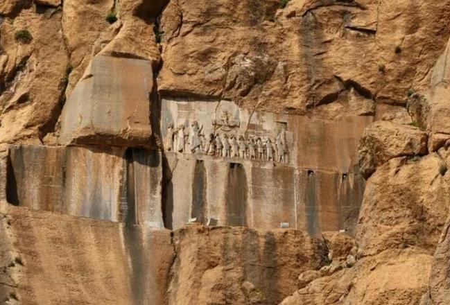 2500年前，有一个国王做了一件非常“狂”的事。
他没有建一座普通宫殿，也没有只