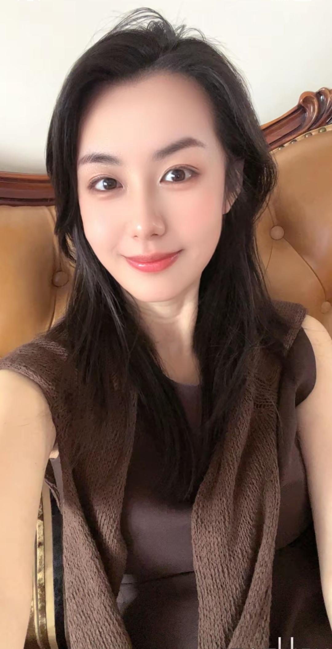 优雅气质，自然妆容，自信微笑，完美呈现