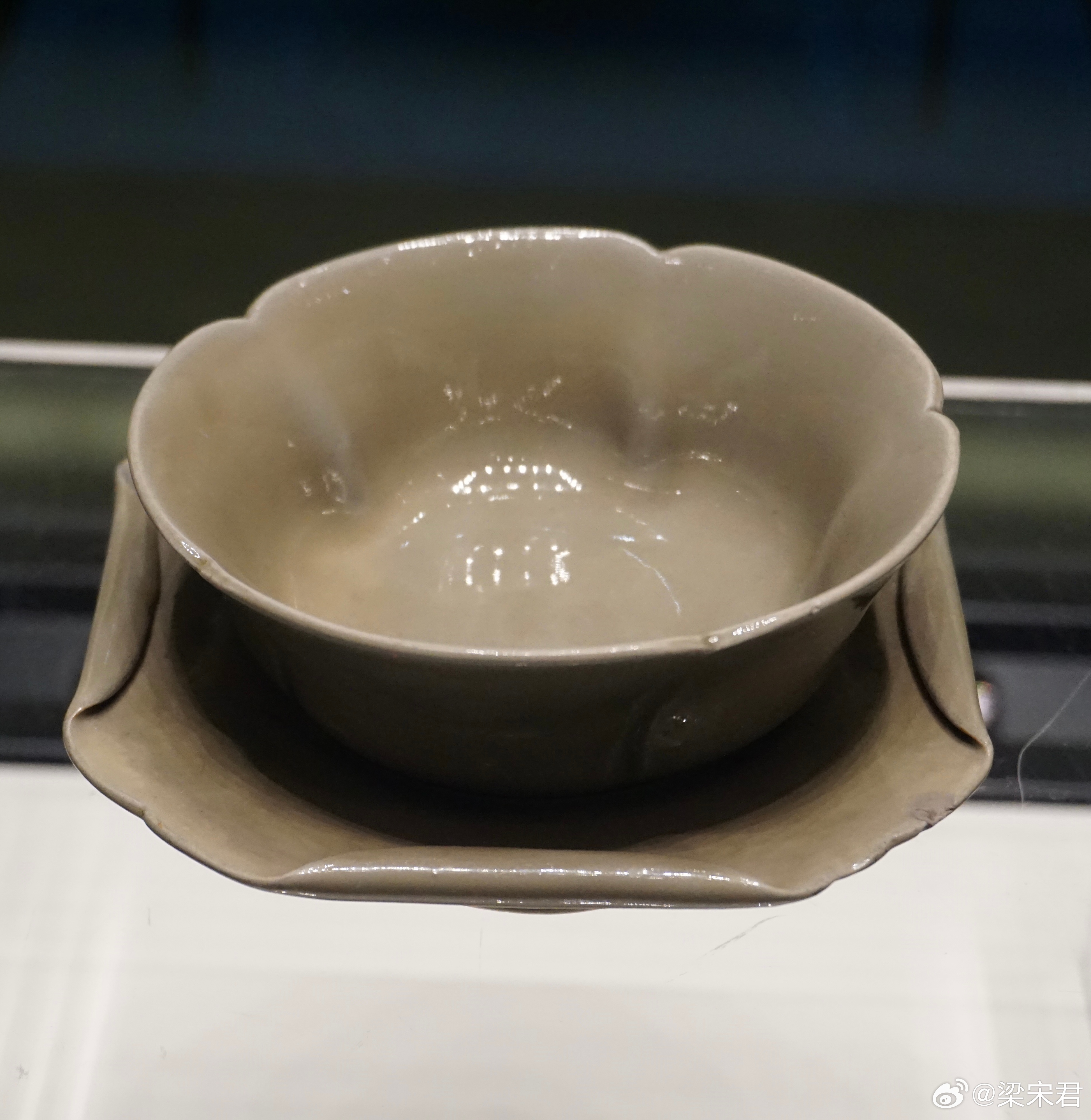 宁波博物馆所展宁波和义路遗址出土唐代卷边荷叶盏托真好看，洛阳也出过类似款（图三四