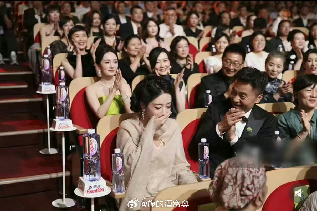 杨紫获奖台下反应都是欣赏和喝彩这叫实至名归！ 
