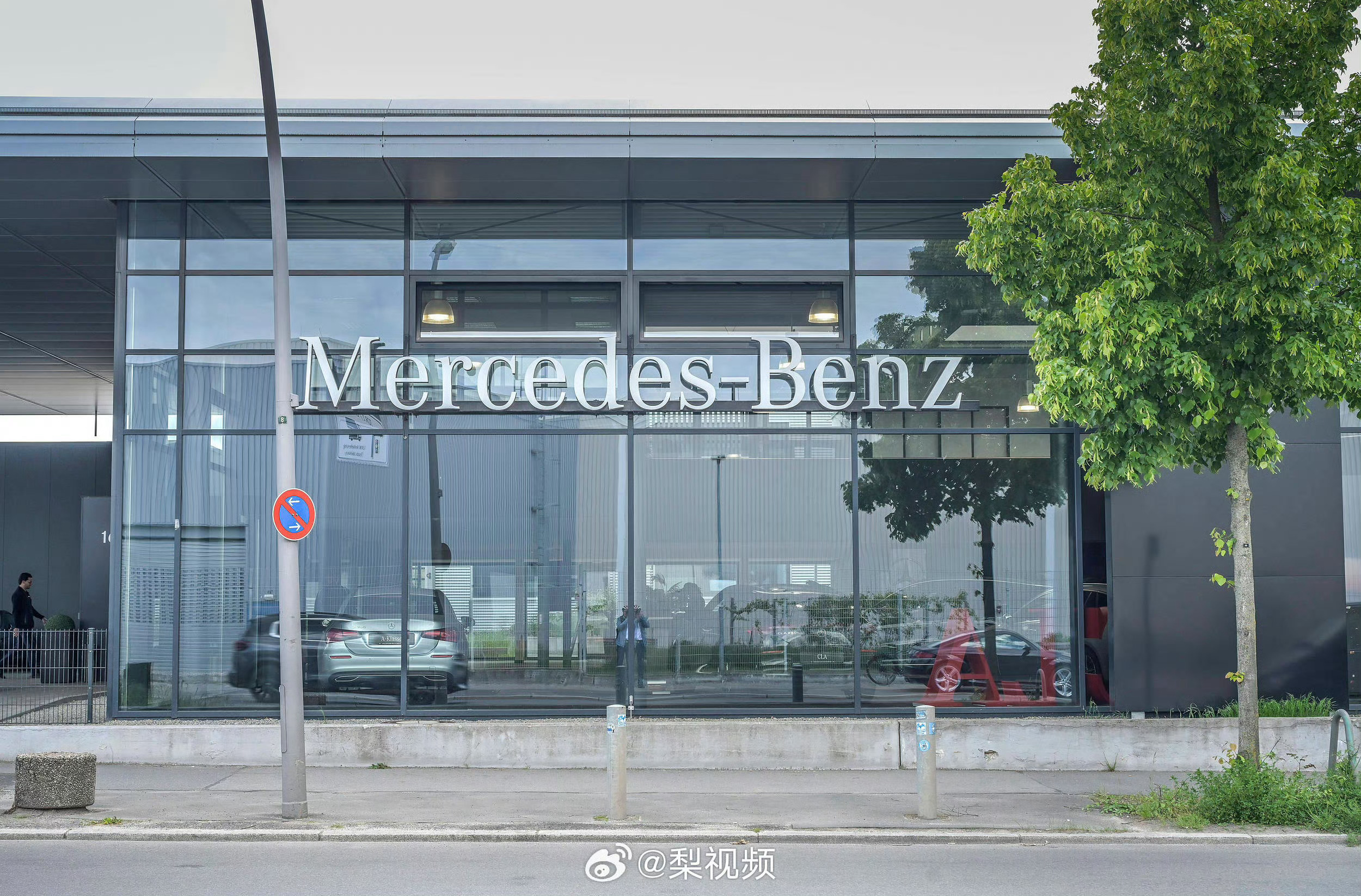 【奔驰停发德国9万员工年终奖】6月27日，据报道，汽车制造商梅赛德斯·奔驰集团将