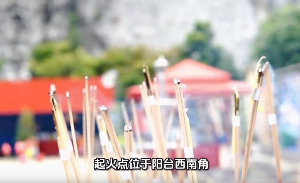 2023年5月，西安58岁女子赵某长期在出租屋主卧阳台摆放供桌、烧香祈福。
事发