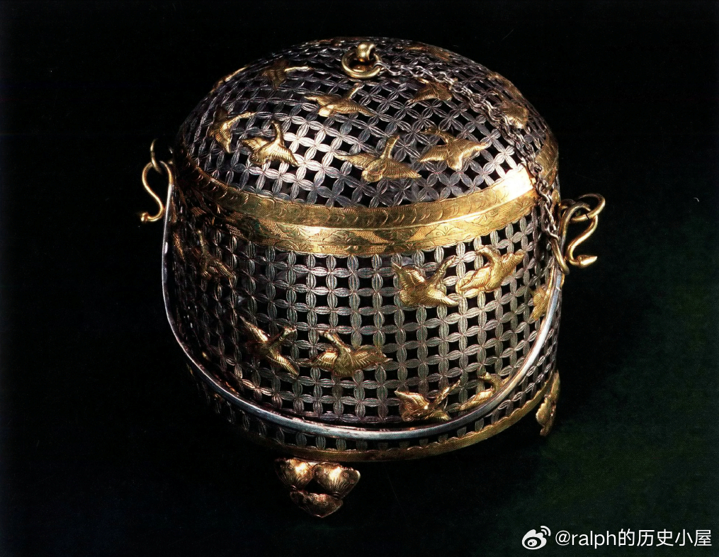 鎏金飞鸿毬路纹银笼子，法门寺地宫出土。高17.8厘米，重654克，由笼盖、笼体、