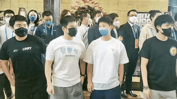 国乒重庆晚宴大合影大头黑脸
重庆大合影陈梦和大头中间可以在站下一个人了
大头紧挨