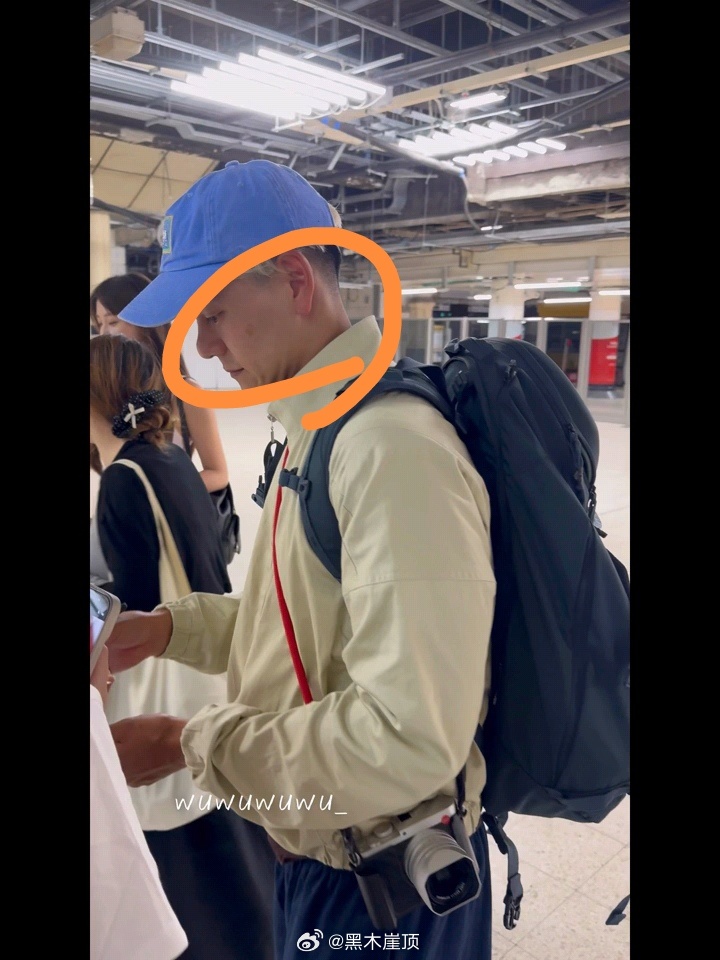 彭于晏晒斑彭于晏脸上长斑 网友偶遇彭于晏并与他合影，彭于晏状态很好，脸小且神采飞