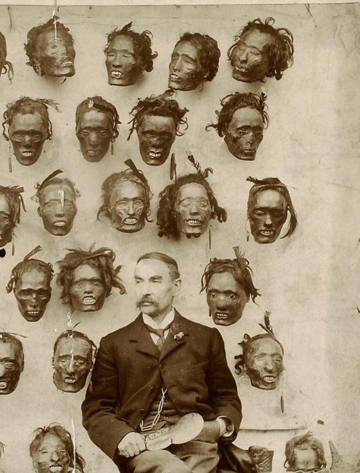 分享了一张1895年的照片，照片中是英国少校霍雷肖·罗布利和他的35个新西兰毛利