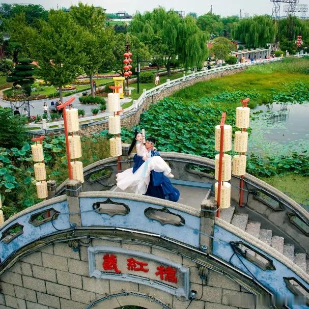藏在开封的国风宝藏地！山水当戏台，水袖伴着宋词婉转开演。《桃叶渡》柔情、《鹧鸪天