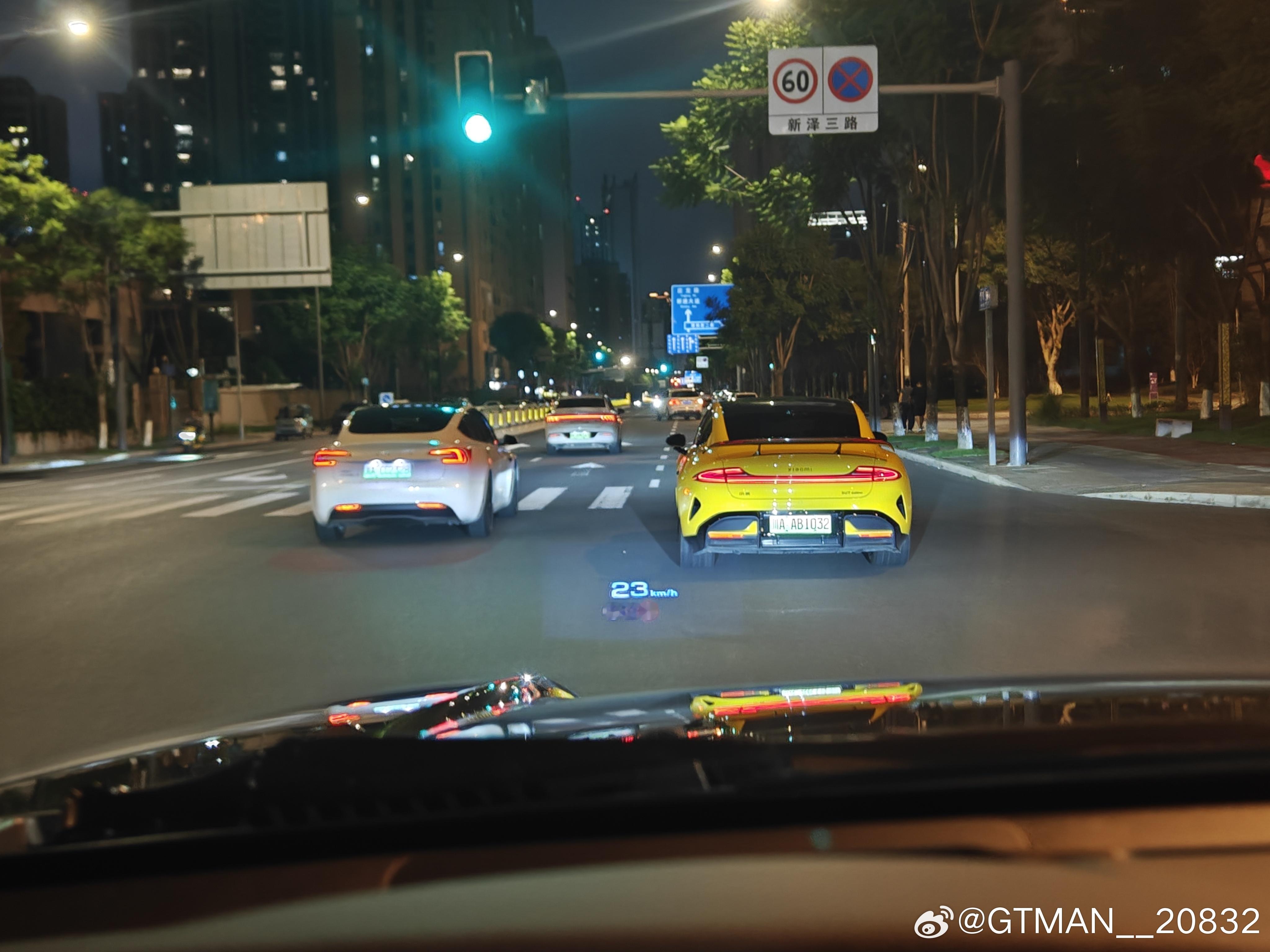 开一个挖孔的su7 ultra 起步比旁边比亚迪网约车和毛豆3 都慢，你买来干啥