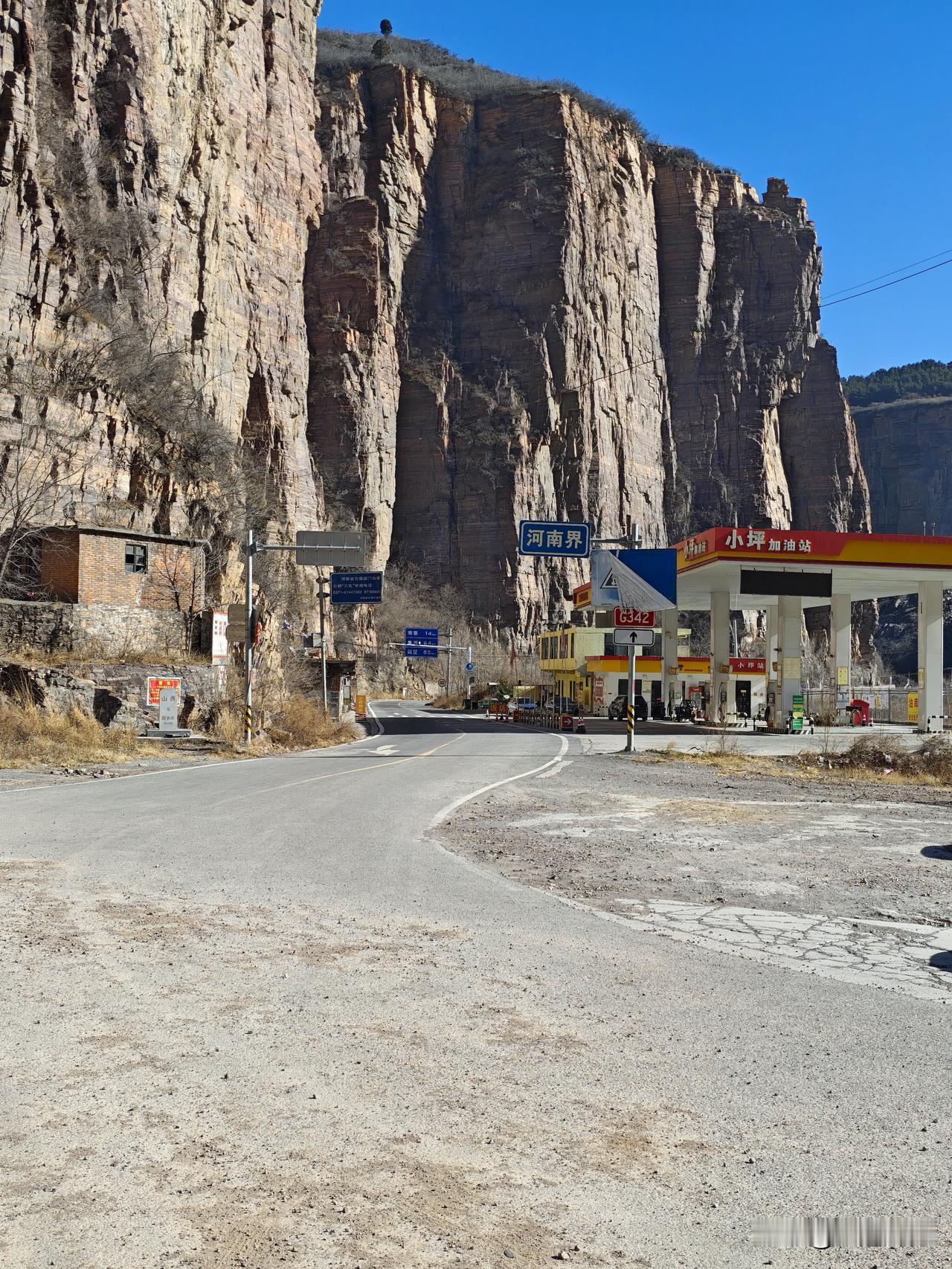 河南山西省界的小坪-陈家园水库。这里现在是徒步挂壁，看冰瀑的好时候。适合短途一日