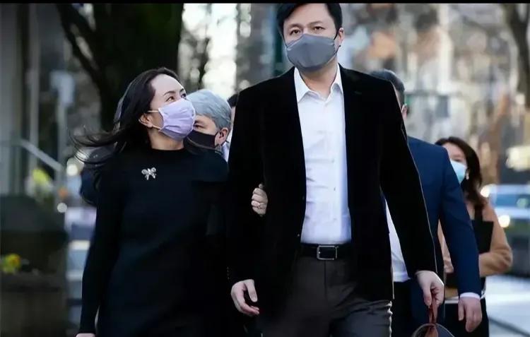 孟晚舟与丈夫沉浸在甜蜜的恋爱中！
孟晚舟经历过两段婚姻，有了四个孩子。她的第一段