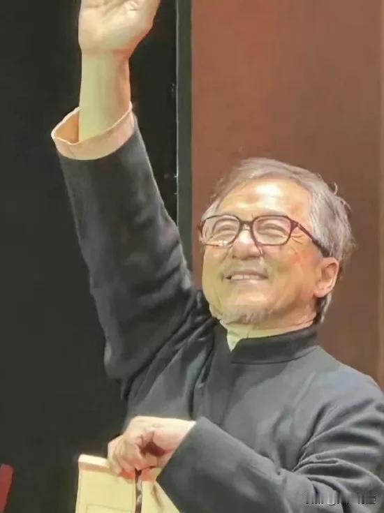 成龙终于从大哥熬成爷爷了。

苍白的头发，花白的胡须，树皮一样的褶子，可不就是爷