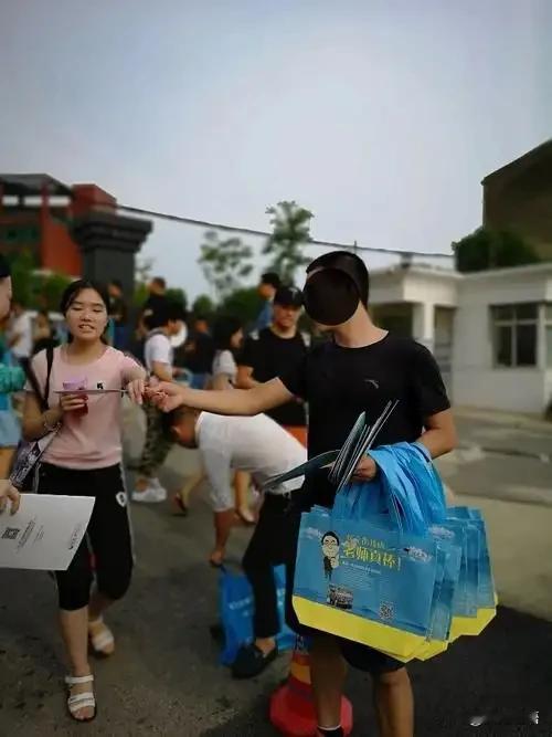 高考期间，你有没有发现考点附近有很多人，发招复读生小广告的？大家别信他们的鬼话连