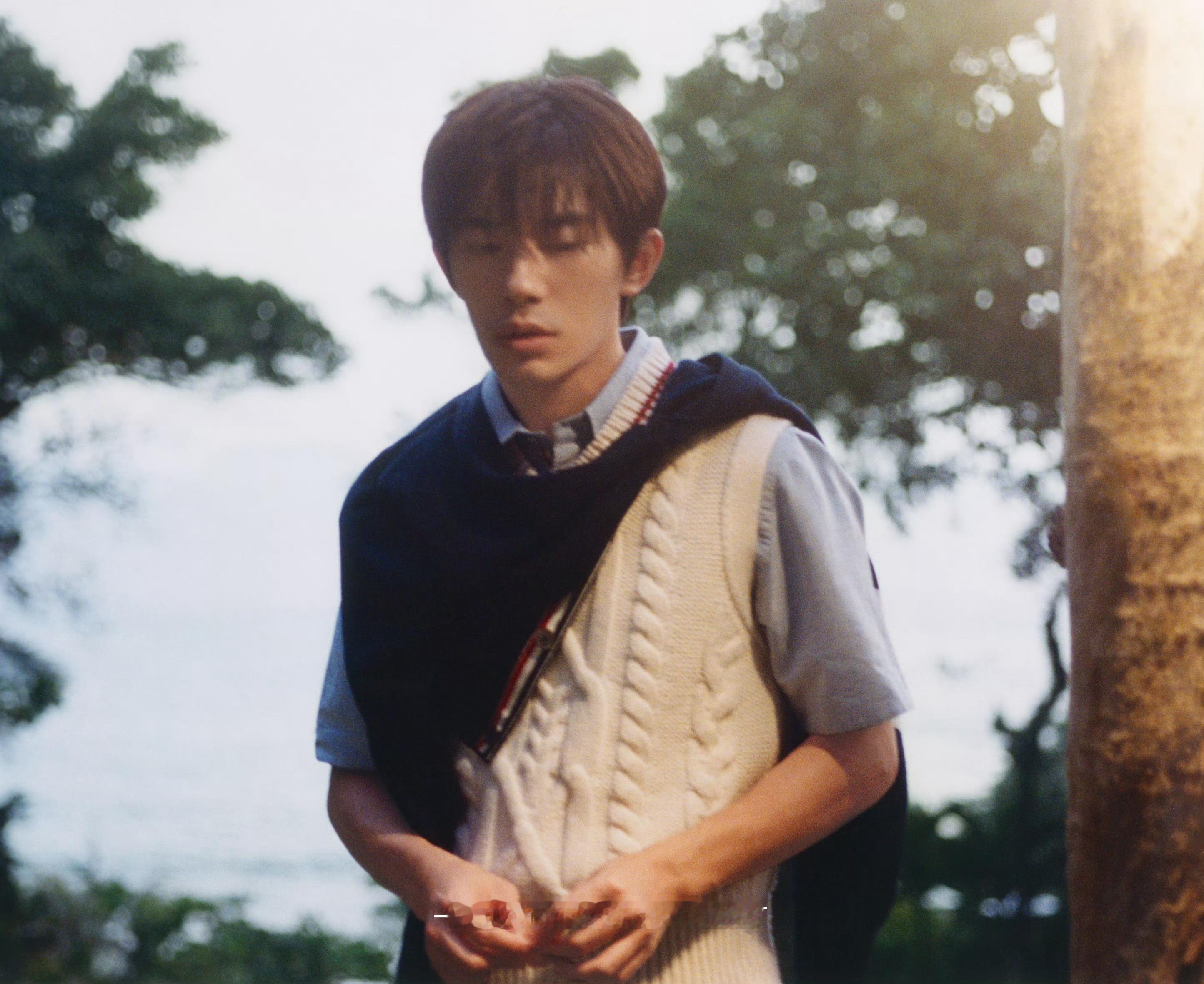 其实这张才是最 凝 的呀淡蓝色的衬衫和米白色的针织背心，交缠拧巴的手指和软乎乎的