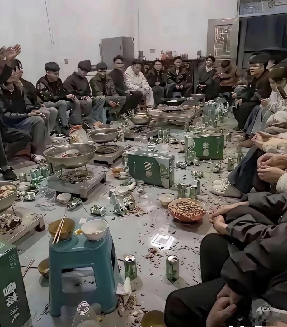 像这样的聚餐真的没有任何意义可言，一般都是过年前，村里某户人家做东请村里的年轻人