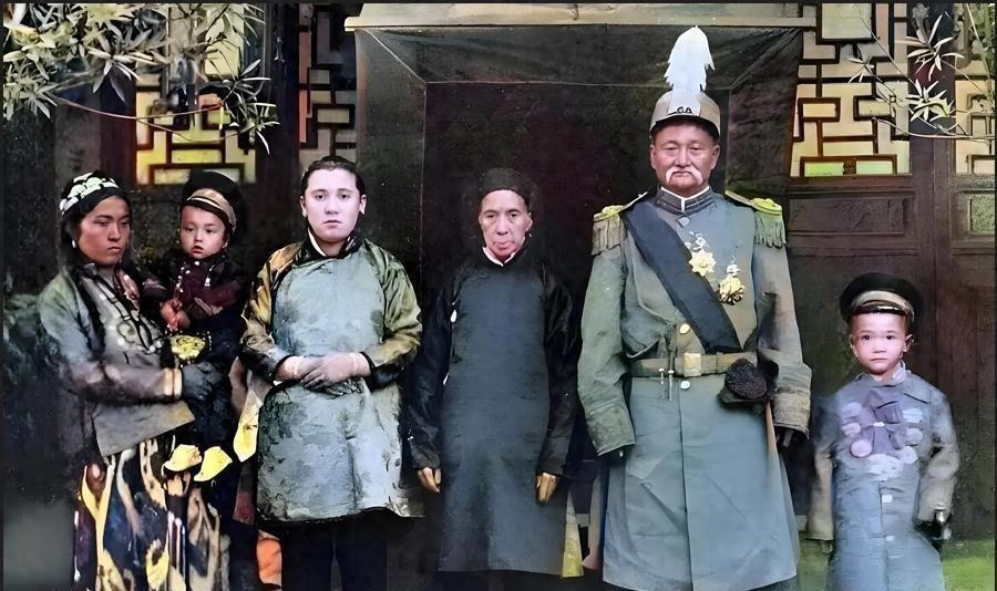 1920年新疆提督马福兴与三位夫人严肃合影，四年后惨遭杀害，合影背后隐藏什么故事