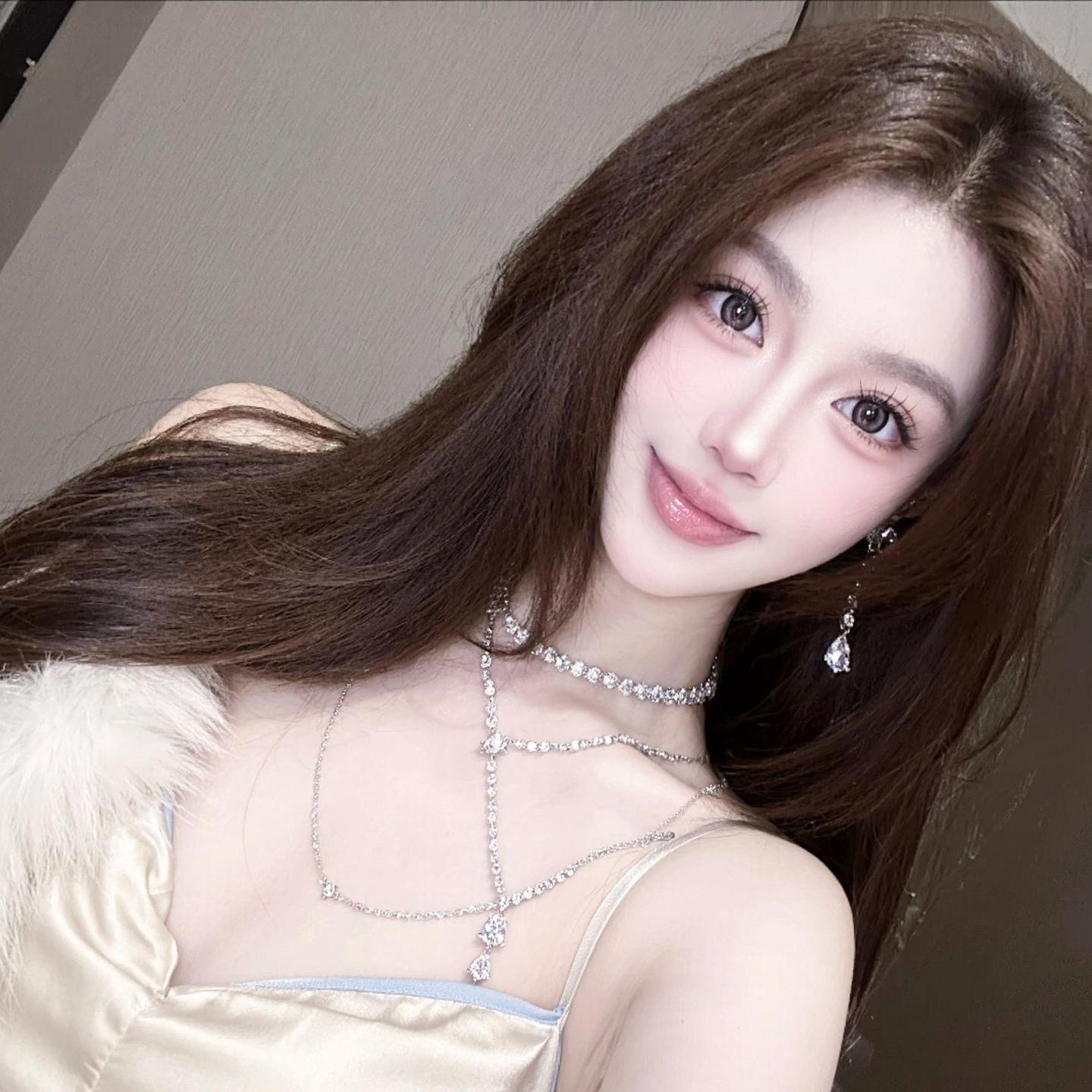 AI冷调少女写真    情绪音乐玩法新风向