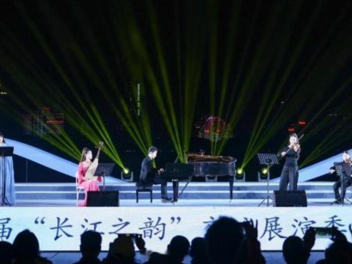 武汉江滩变成了露天大剧院谁说听交响乐一定要穿正装去音乐厅？武汉人直接把舞台搬到了