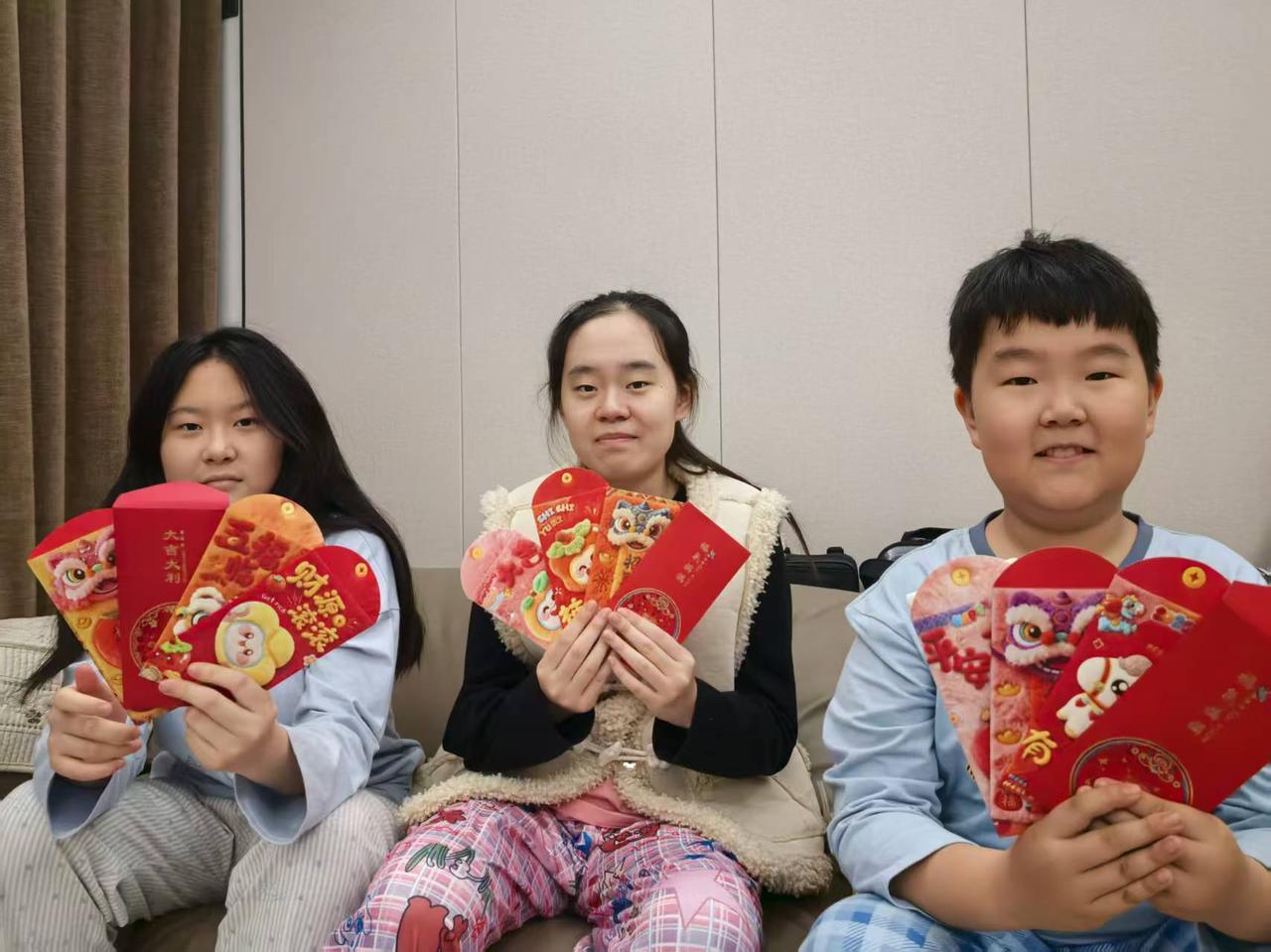 妈妈要求孩子上交压岁钱是否合理，请看以下分析：
根据《中华人民共和国民法典》及相