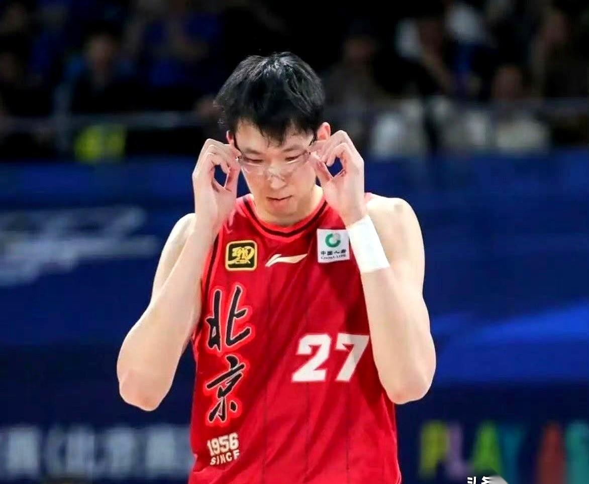 有些事儿吧，你都不知道该不该信了。
就比如周琦这腰。
早不疼，晚不疼，偏偏要去新