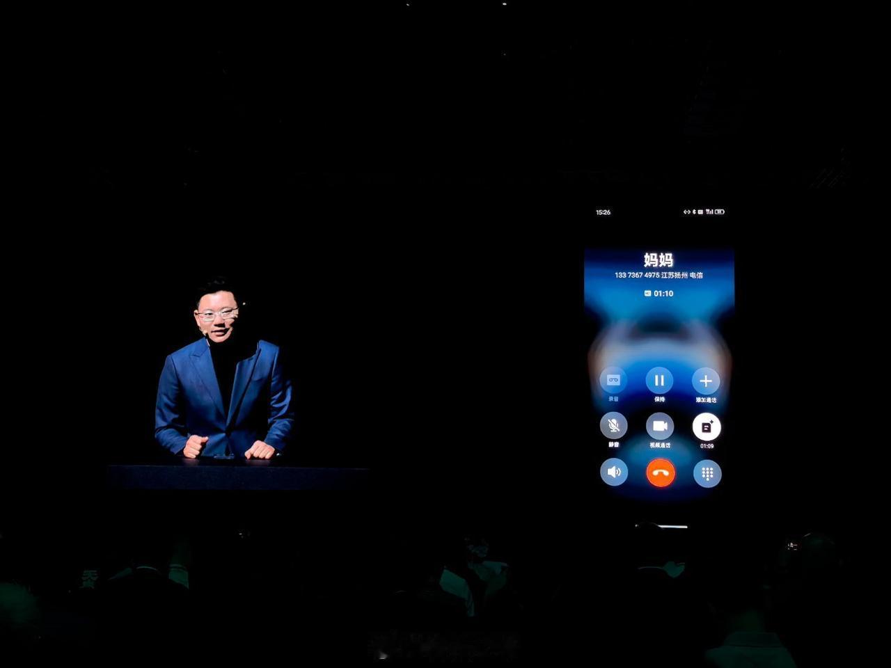 发布会现场海州给妈妈打电话，演示 AI 功能。

说着说着妈妈开始现场数落儿子，