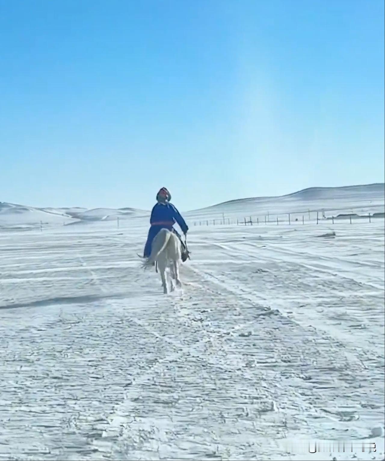 一父亲在风雪中为女儿开路的背影实在是太伟岸了，来感受一下这么叫“父爱无言却厚重如