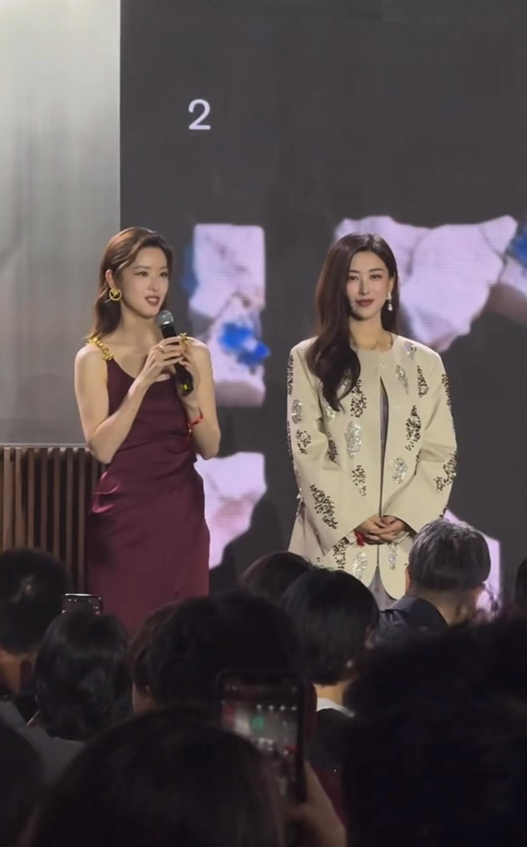 "奶茶妹妹"章泽天是越来越让人看不懂了
作为一个富豪太太
却一点也不"安分"
章