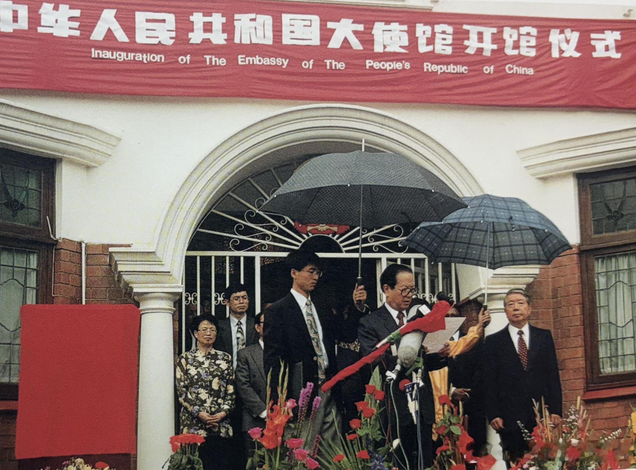 1998年1月中国与南非建立外交关系。这是应邀正式访问南非的国务院副总理兼外交部