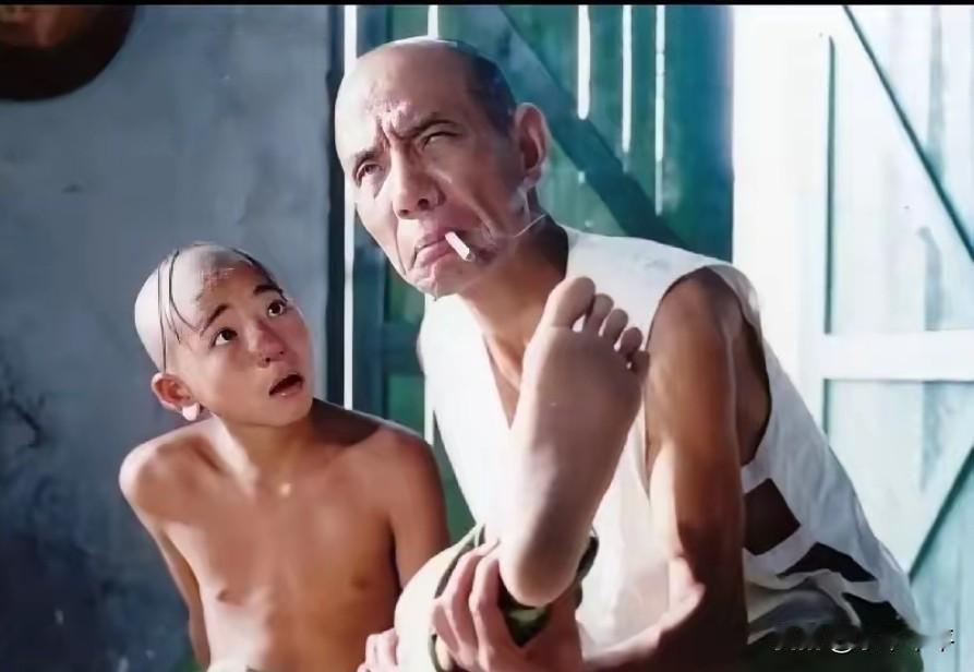 魏宗万先生是真正的老戏骨。表演风格是既自然又夸张！
他扮演过很多经典角色。
但我