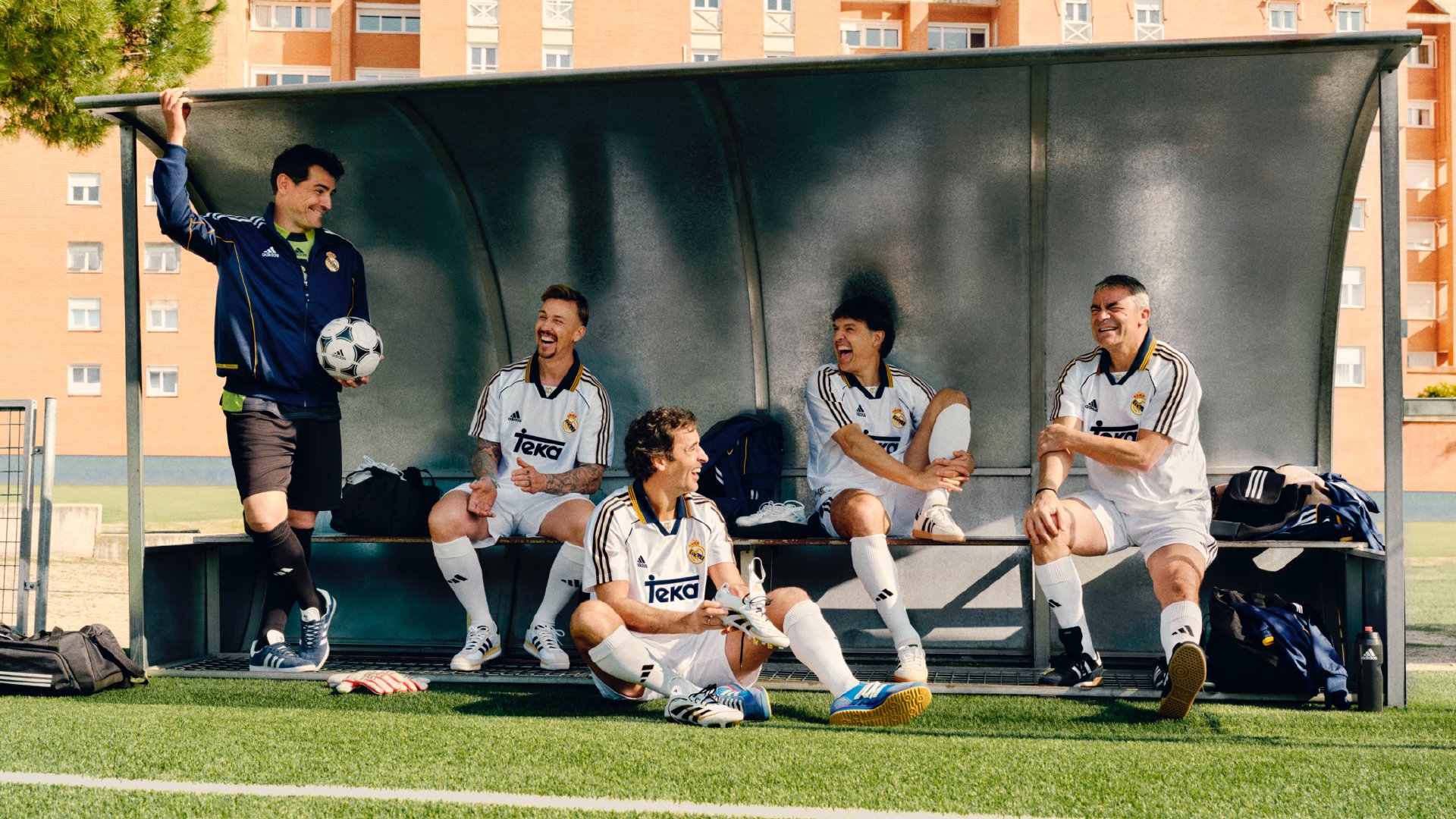 马卡报：西甲联赛发起了一项名为“复古球衣日”的活动，鼓励各俱乐部将在本赛季第31