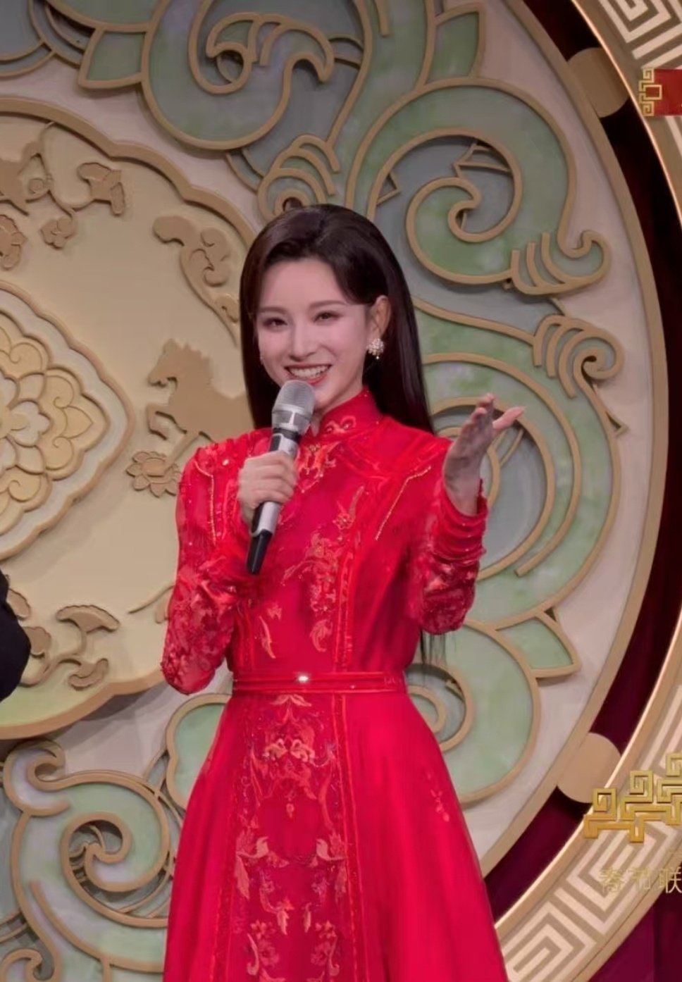 马凡舒还是那么美一年又一年，马凡舒美出新高度！这发型衬得她气质满分，优雅又高级。