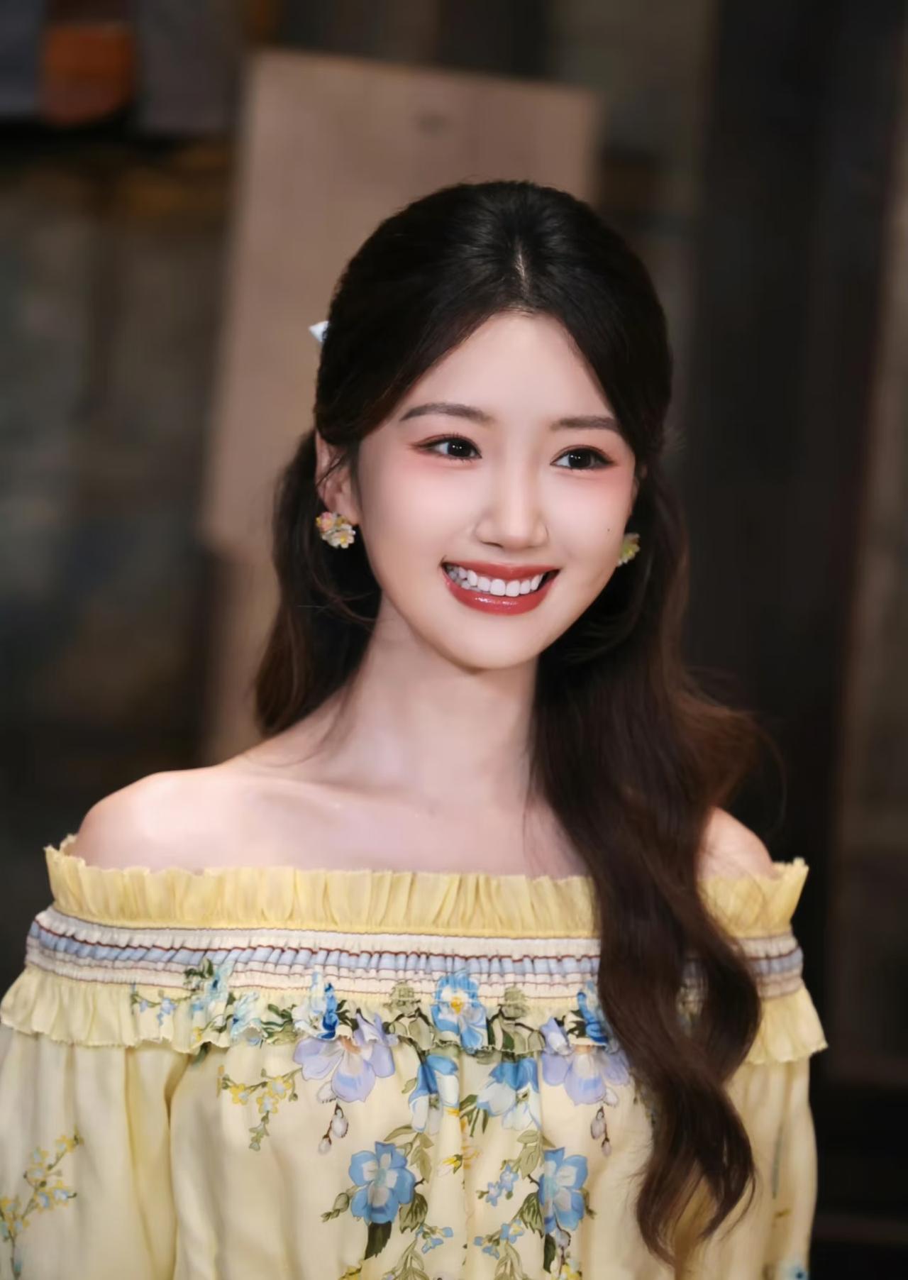 这才是毛晓彤不结婚的原因，
不是她眼光变高，
也不是没人喜欢她，而是谈了两段恋爱