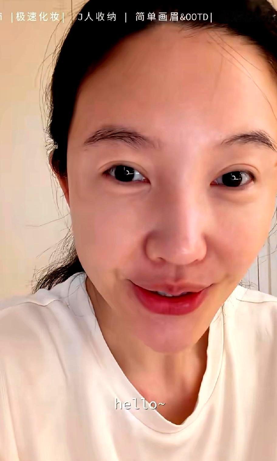 凌晨四点，新家灯还亮着，杨子姗一个人把箱子清空、动线规划、物品归位。
化妆瓶一字