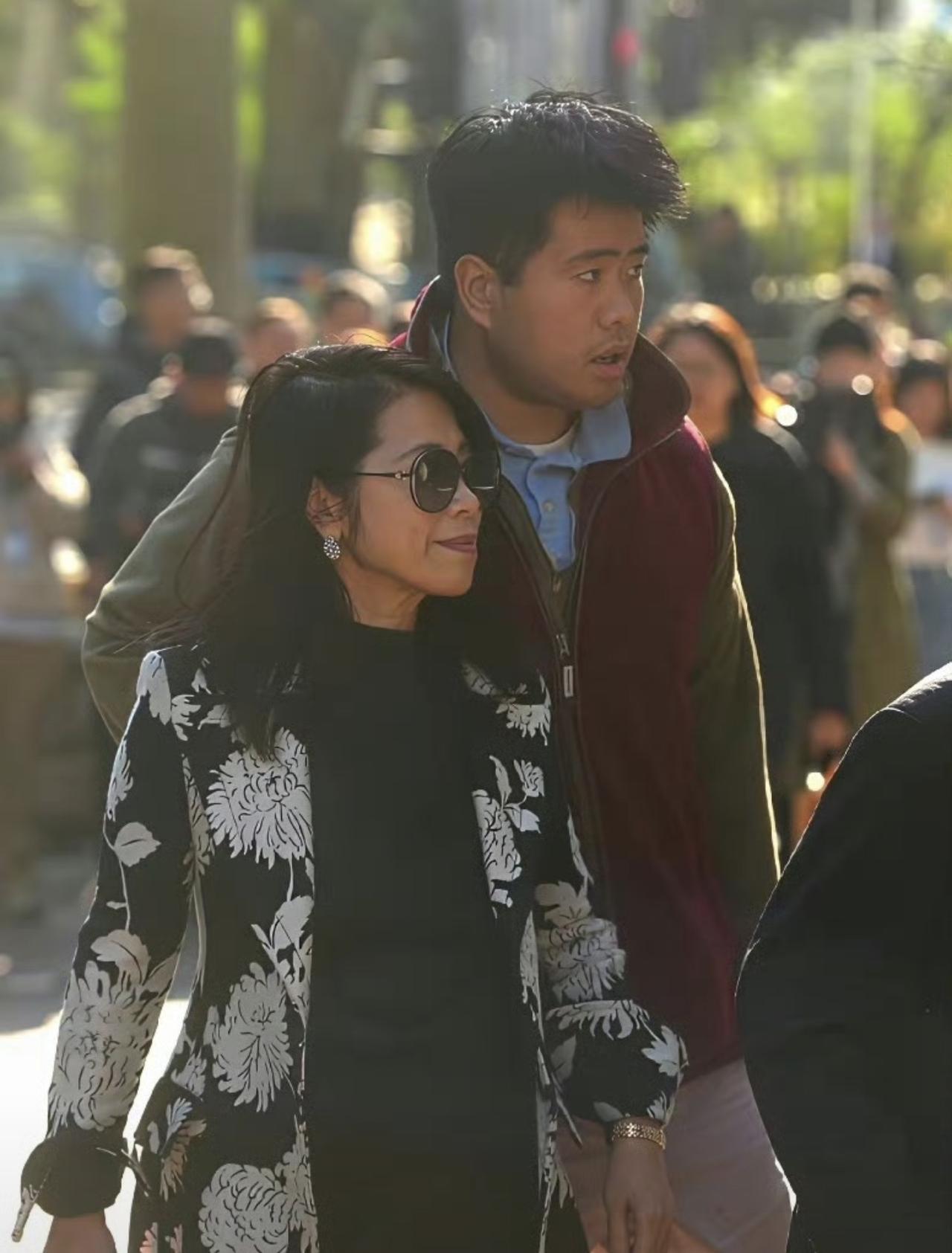 哎我去！黎智英的家属：花枝招展，珠光宝气的老婆和五大三粗，乌漆嘛黑的儿子！知道的