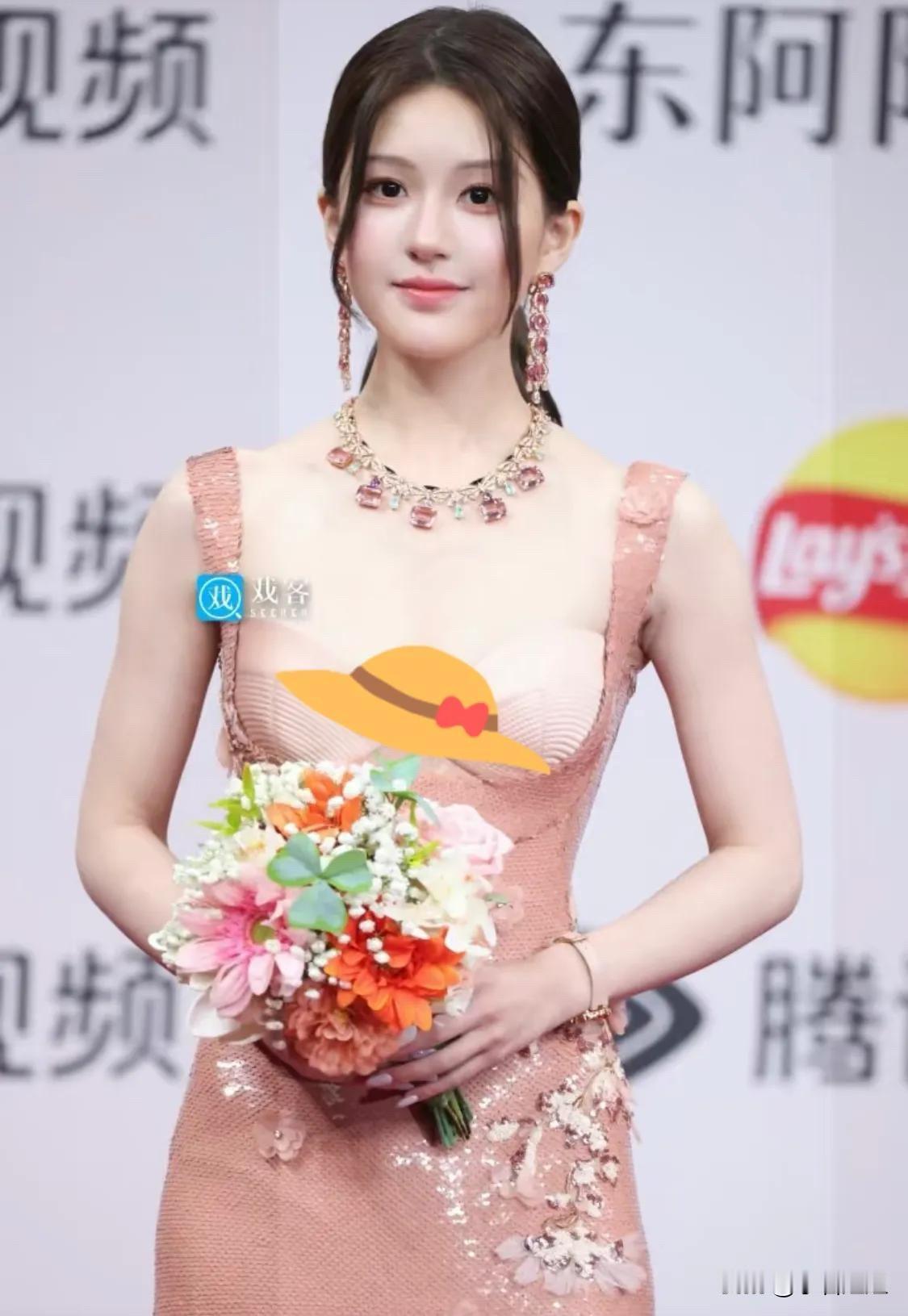 有个事我一直不敢说  
不知道大家发现没有  
我觉得赵露思这次红毯真的有点“用