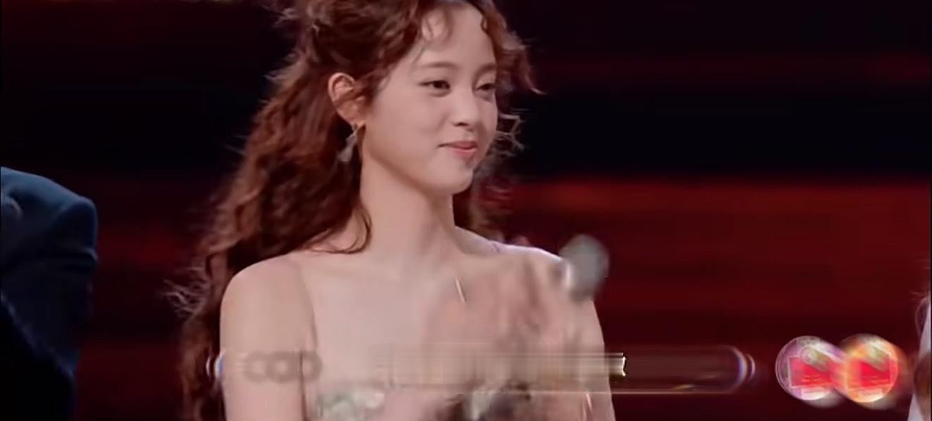 何炅说欧阳娜娜让他特别骄傲何炅：“今天她真是让我非常非常地为她骄傲，因为她的声音