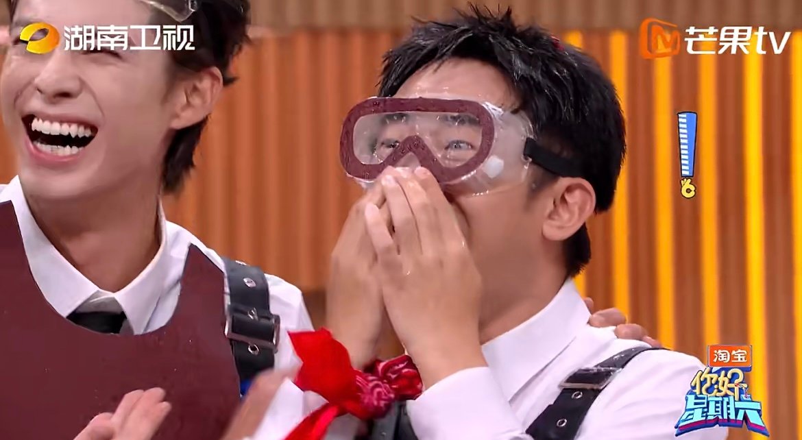杨迪综艺之神名场面加一 本想掌握游戏主动权，结果被王鹤棣光速反击，水球精准砸在鼻