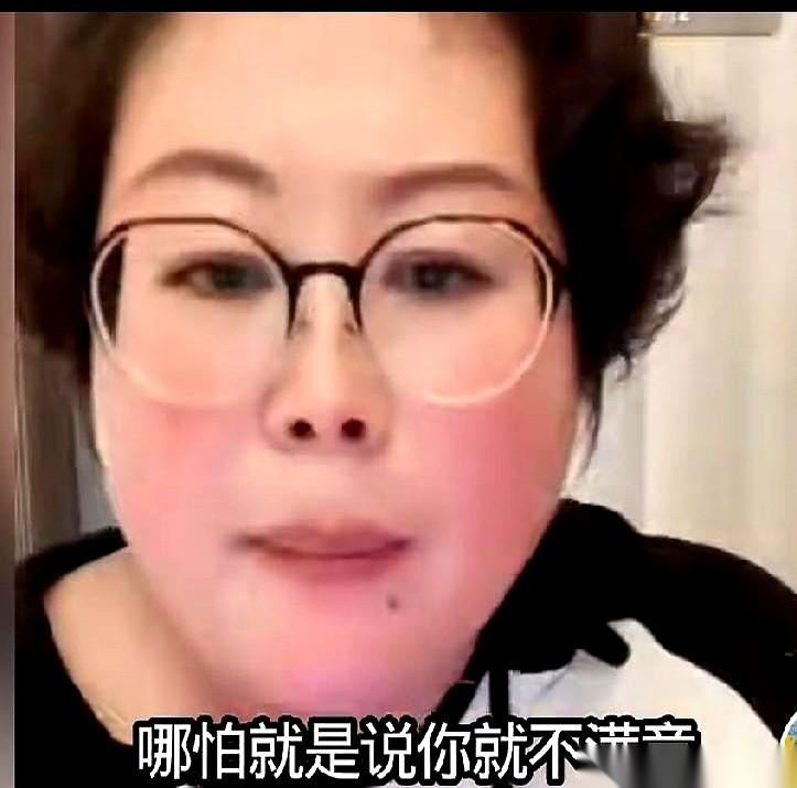 主播玉酱的直播间，几千人在线，屏幕上礼物特效和催发货的弹幕刷得飞快。
一条评论慢
