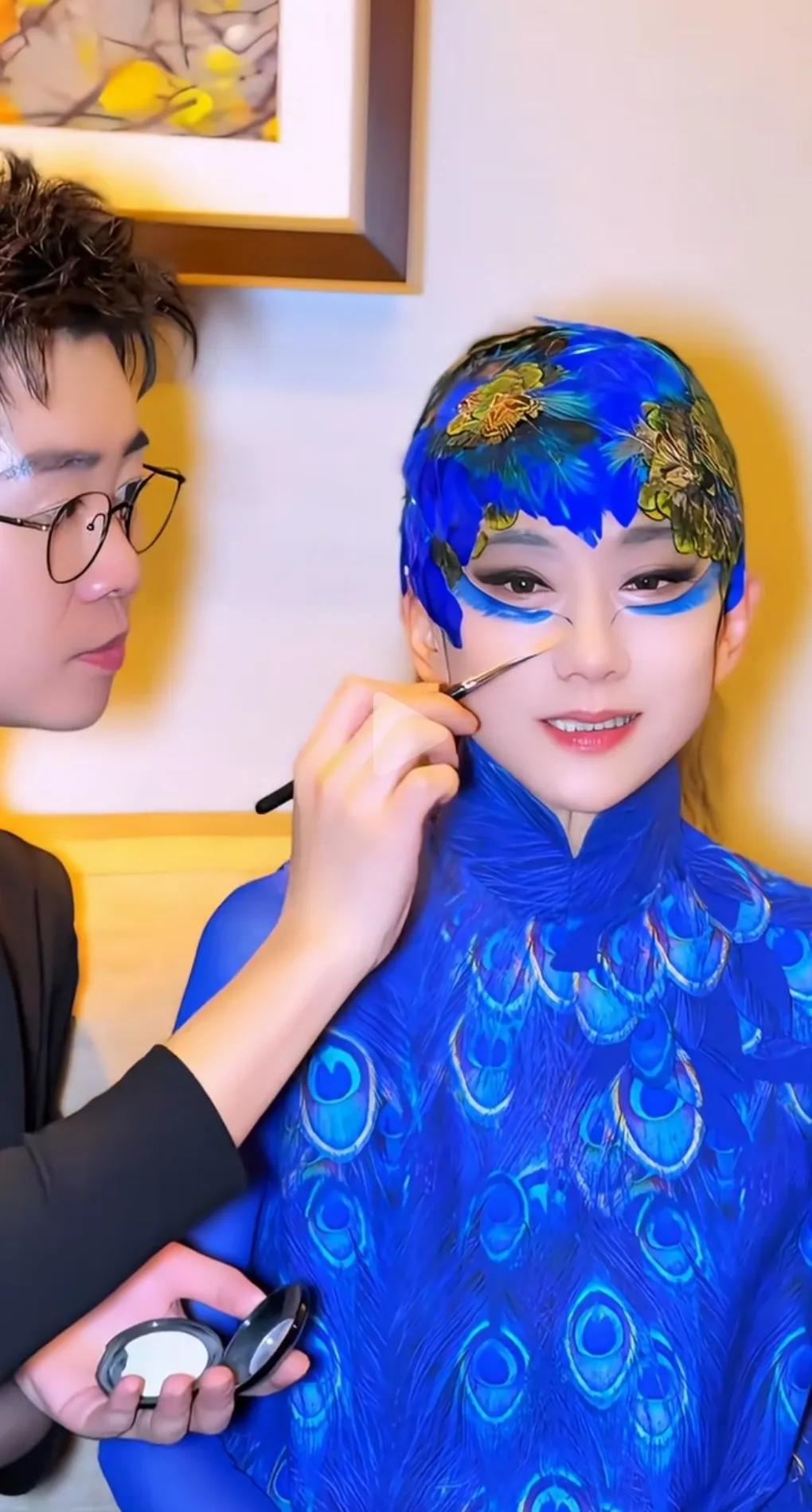 杨丽萍不老女神，几十年如一日的模样都没有什么变化。
小时候看你表演的人都老了，你