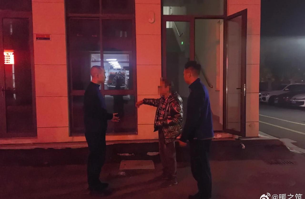 一名65岁老人外出散步时迷路，说不清家庭住址，只反复念叨“找到消防队就能找到家”