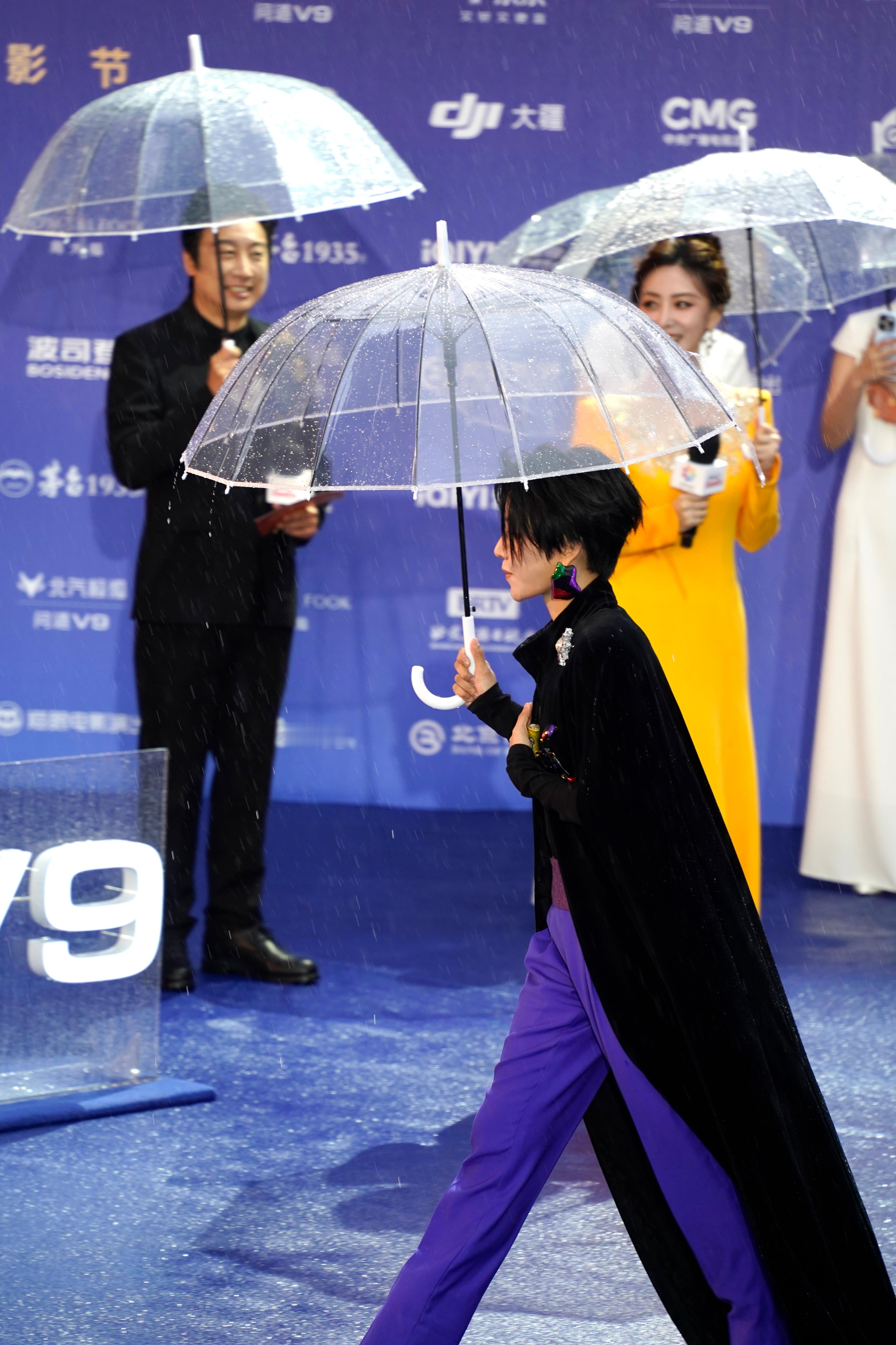 发一下北京国际电影节 红毯现场拍的刘雨昕，也写一写我认识的刘雨昕。本人真的好清冷