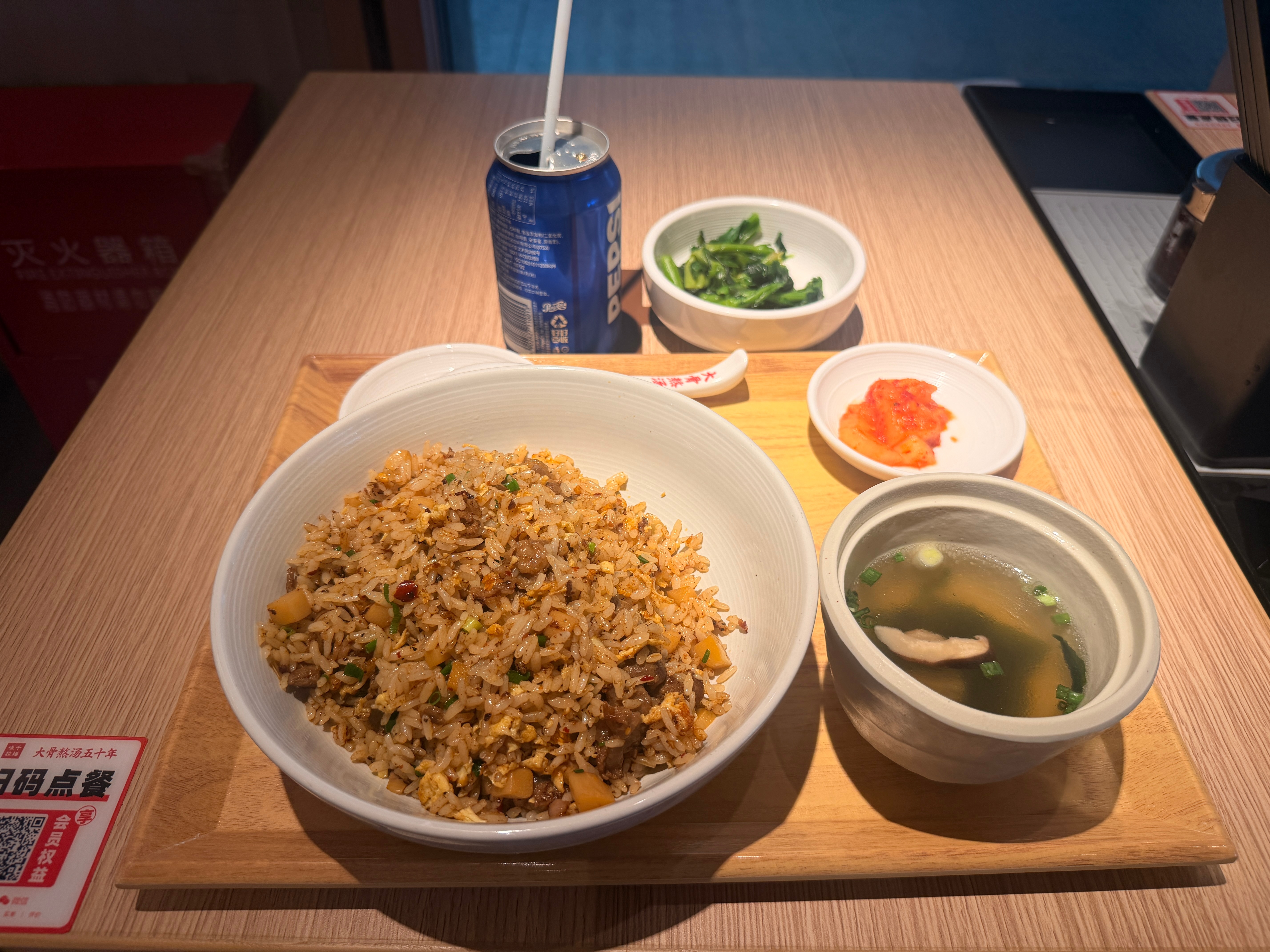 午餐。高铁站的一人食。味千拉面家的牛肉炒饭🍚大吃一口 上海·上海虹桥站