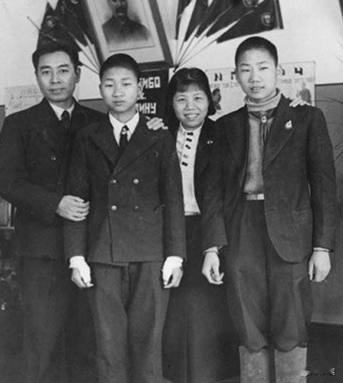 1939年，周恩来在苏联养病期间同邓颖超看望毛岸英，毛岸青兄弟俩，为后人留下历史