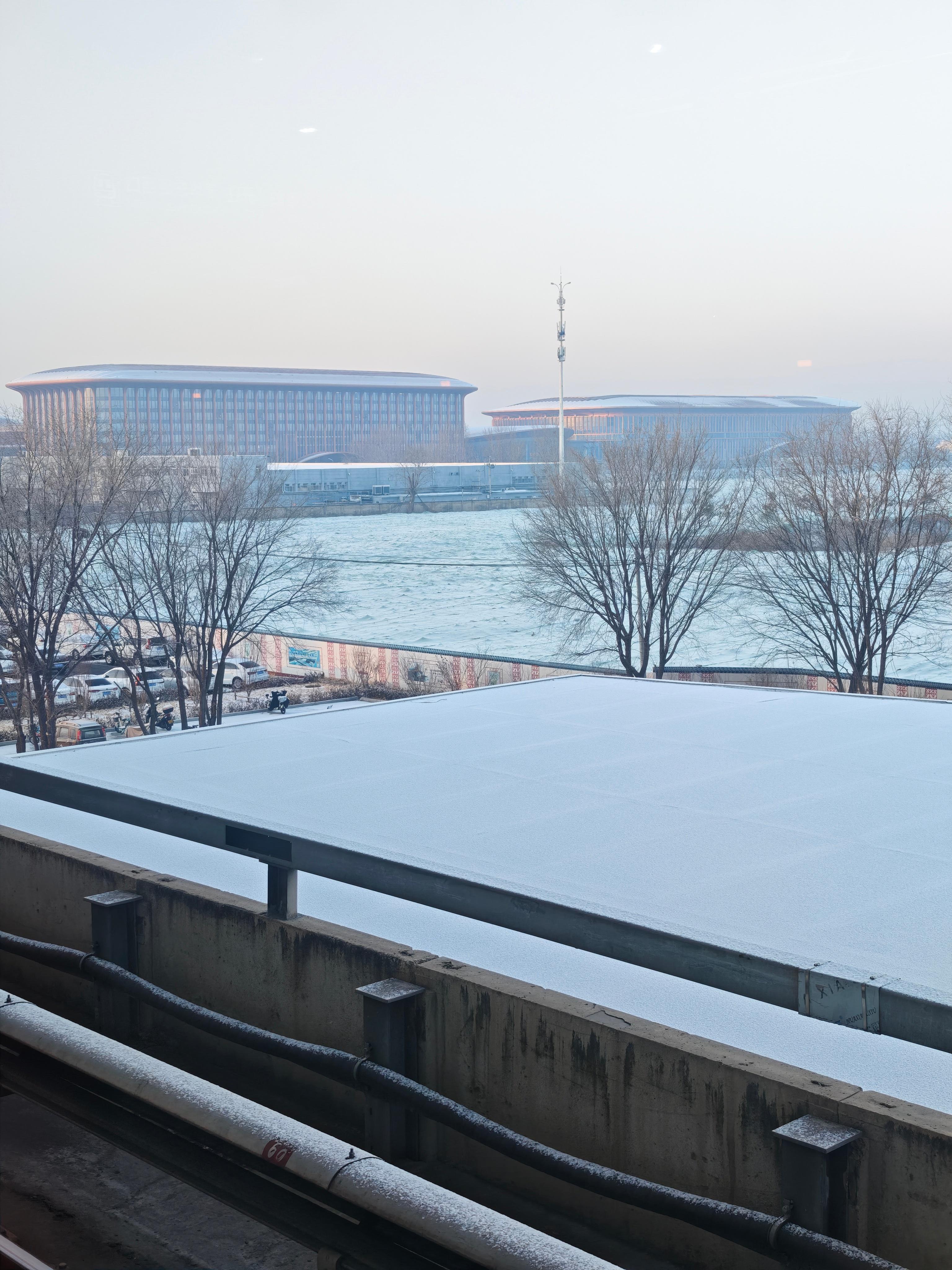 出门银装素裹，一抬头三架飞机同框，跟流星似的~北京下雪