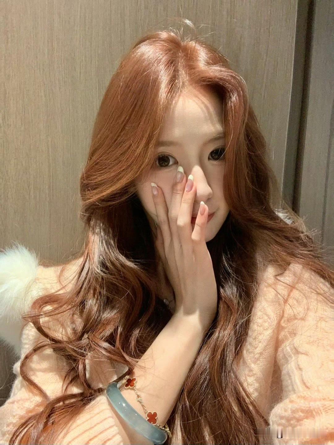 元气少女，温柔似水，红发飘飘，美不胜收！