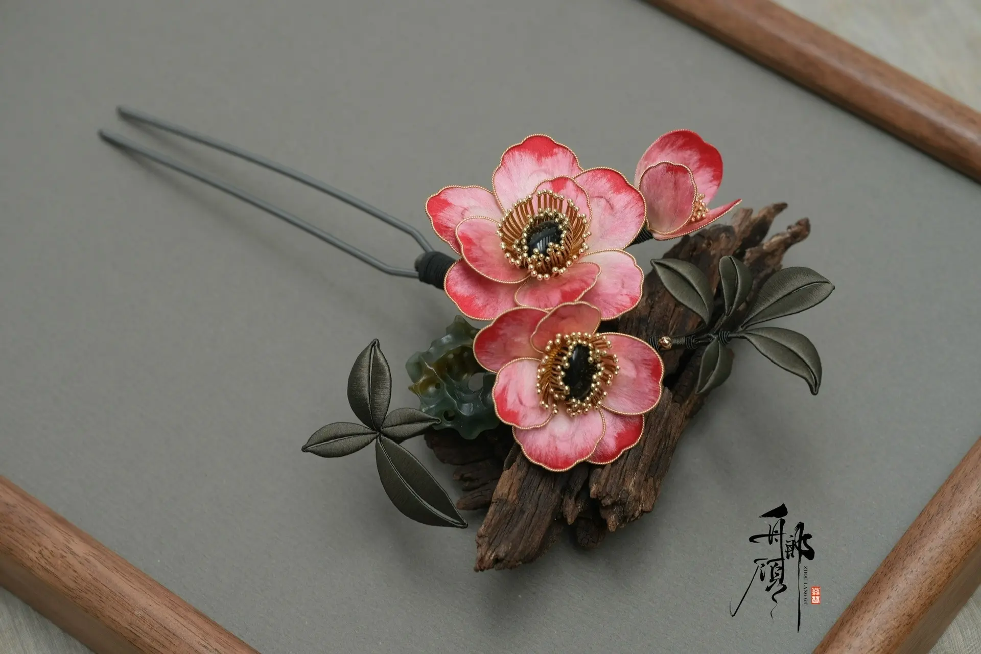 人间忽晚，山河已冬。「岩根绞·山椿发钗」