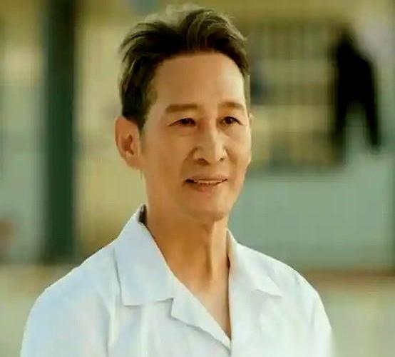 都说《我的山与海》里谭松韵有三个爹，我一开始还纳闷，什么剧情这么猛。
结果扒了半